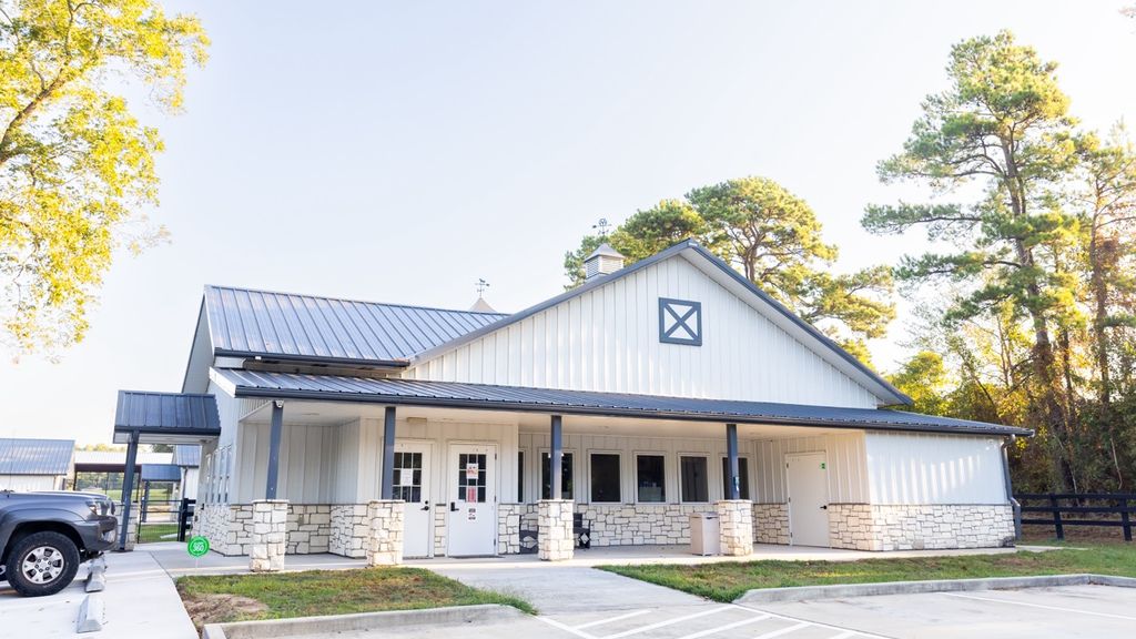 Woodforest Animal Hospital exterior, Montgomery, TX